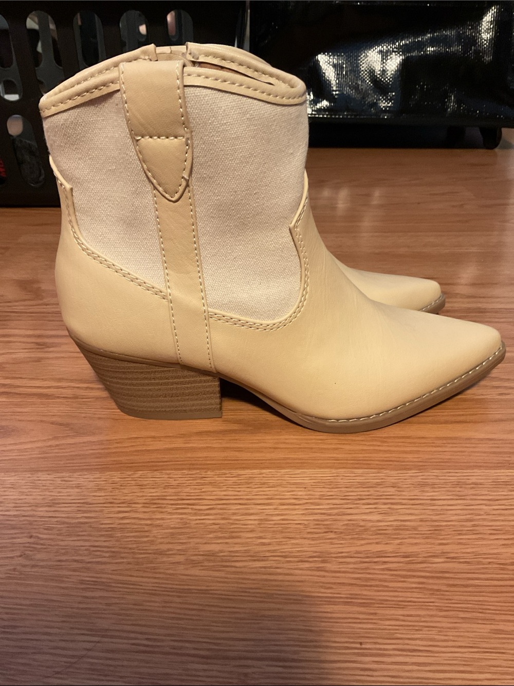 Universal Thread Kay Western Boots Cream US 7 NWT